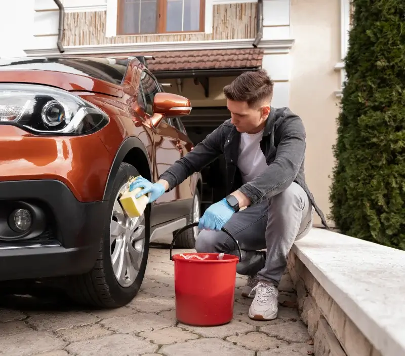 Lavage auto à domicile Cuts : professionnel intervenant sur un véhicule